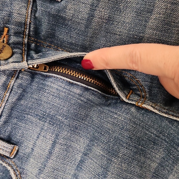 Lightwash, distressed Frame "le cutoff" jean shorts size 27! - Picture 10 of 12
